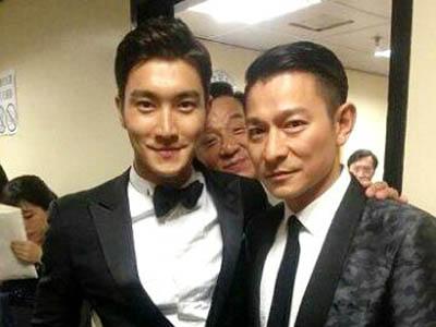 Wah, Jackie Chan Isengi Siwon dan Andy Lau yang Sedang Berfoto!